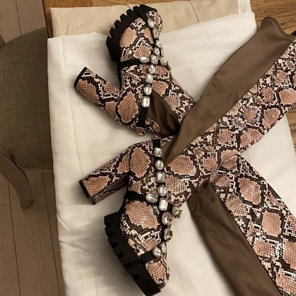 WILD DIVA SNAKESKIN MOTIF BOOTS.  NEW - Picture 9 of 9